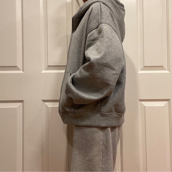 Grey zip-up - Picture 2 of 6
